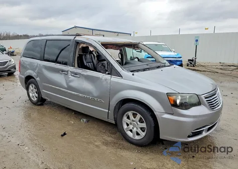 2013 Chrysler Town & Country Touring z USA, uszkodzony, nr VIN 2C4RC1BG6DR657637